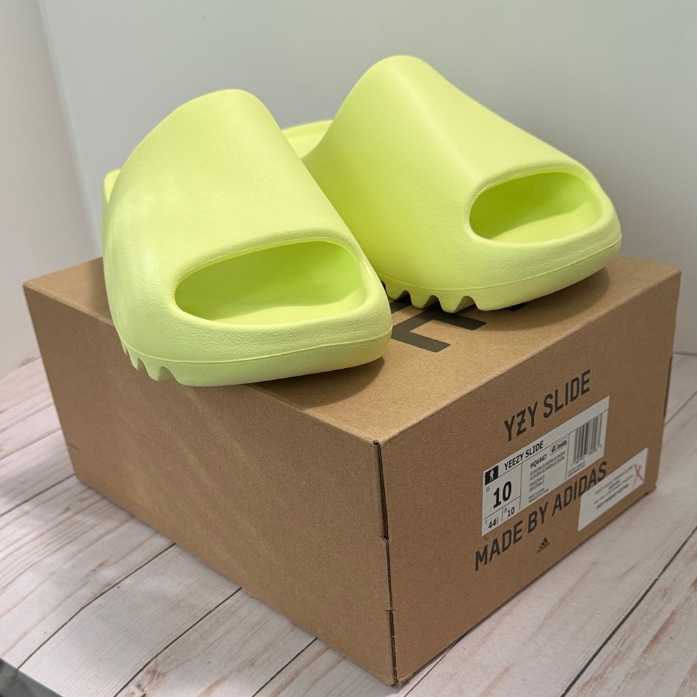 NEW Yeezy Slide Glow Green HQ6447